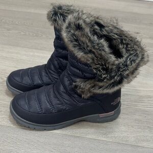 The North Face Women's  gray  Quilted Winter Boots size 8